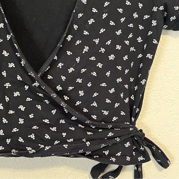 Brandy Melville Black & White Cropped Wrap Top - Picture 3 of 8